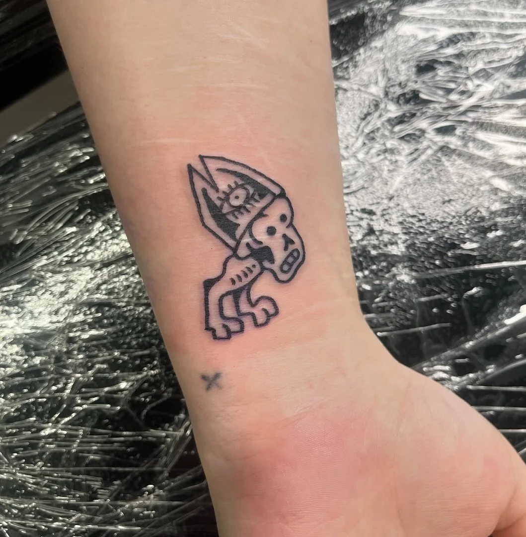 Illustrative blackwork tattoo of a skull dog with an eye.