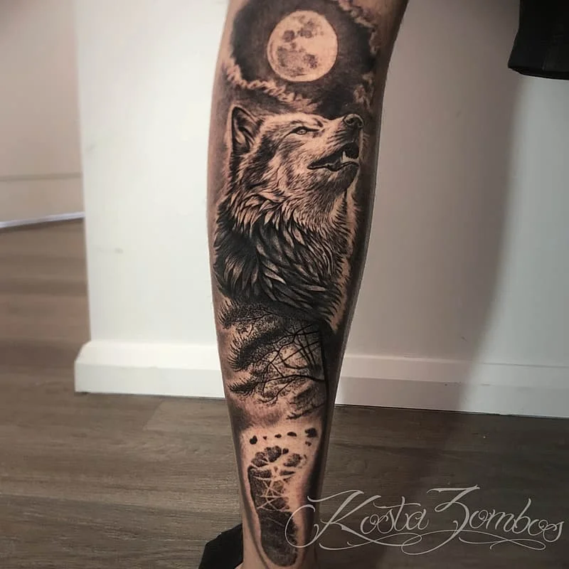 Realistic black and grey wolf tattoo on the leg